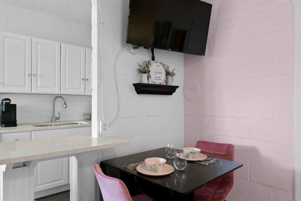 The Pink Oasis Waterfront 1 Bed Apt Apartment Tampa Exterior photo