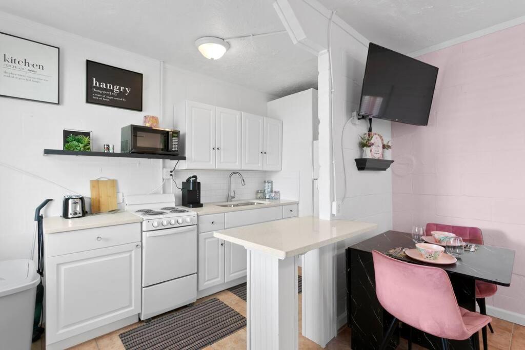 The Pink Oasis Waterfront 1 Bed Apt Apartment Tampa Exterior photo