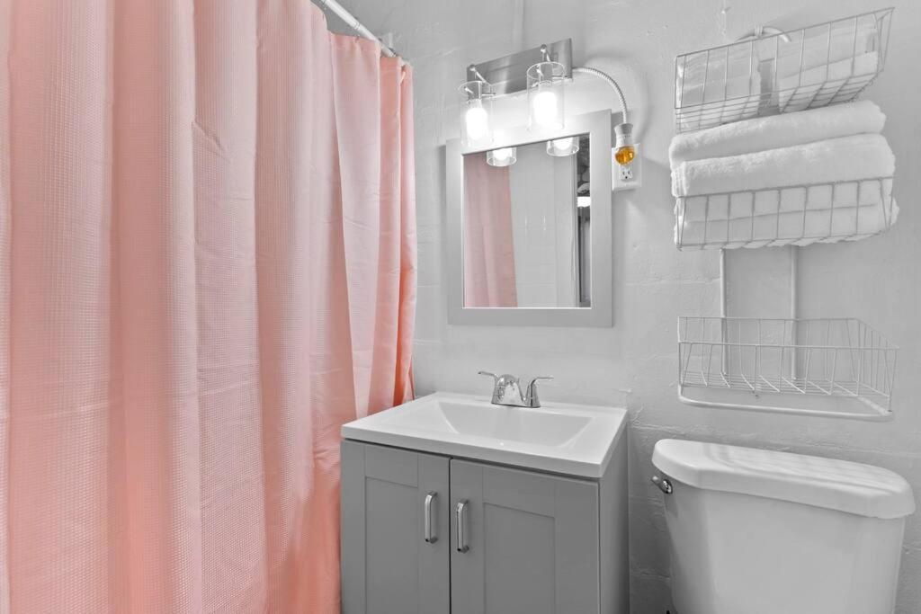 The Pink Oasis Waterfront 1 Bed Apt Apartment Tampa Exterior photo